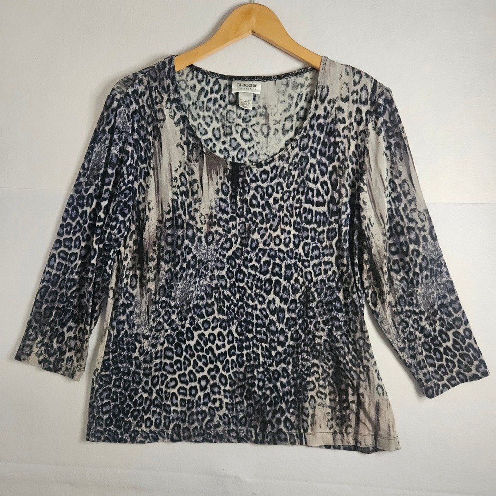 Chicos Travelers Leopard Print Top Grey Black 3/4 Sleeve Scoop Neck Size 2 L
